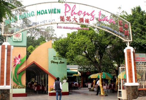Cũng trên đường Lý Thường Kiệt, một diện tích đất khá lớn của trường đua Phú Thọ được Công ty Du lịch Phú Thọ làm nhà hàng Phong Lan tồn tại hơn mười năm qua.